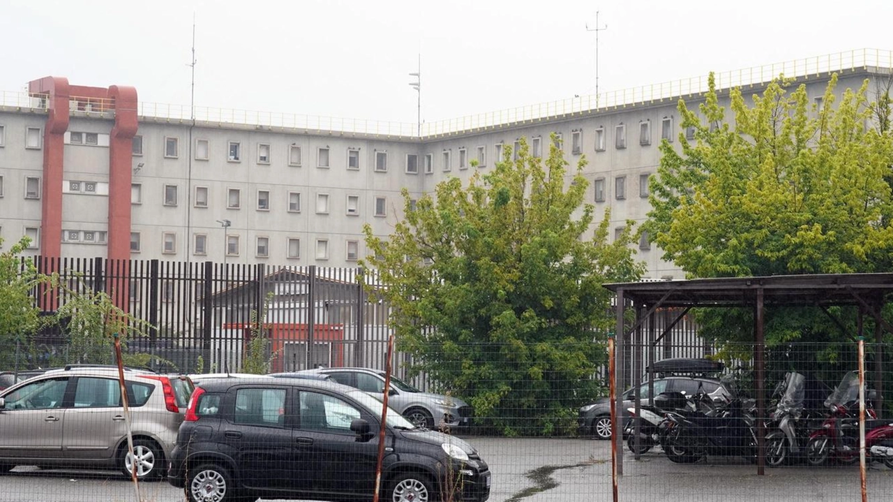 Carne e uova scadute, che sarebbero probabilmente finiti nei pasti serviti alla mensa della polizia penitenziaria alla Dozza....