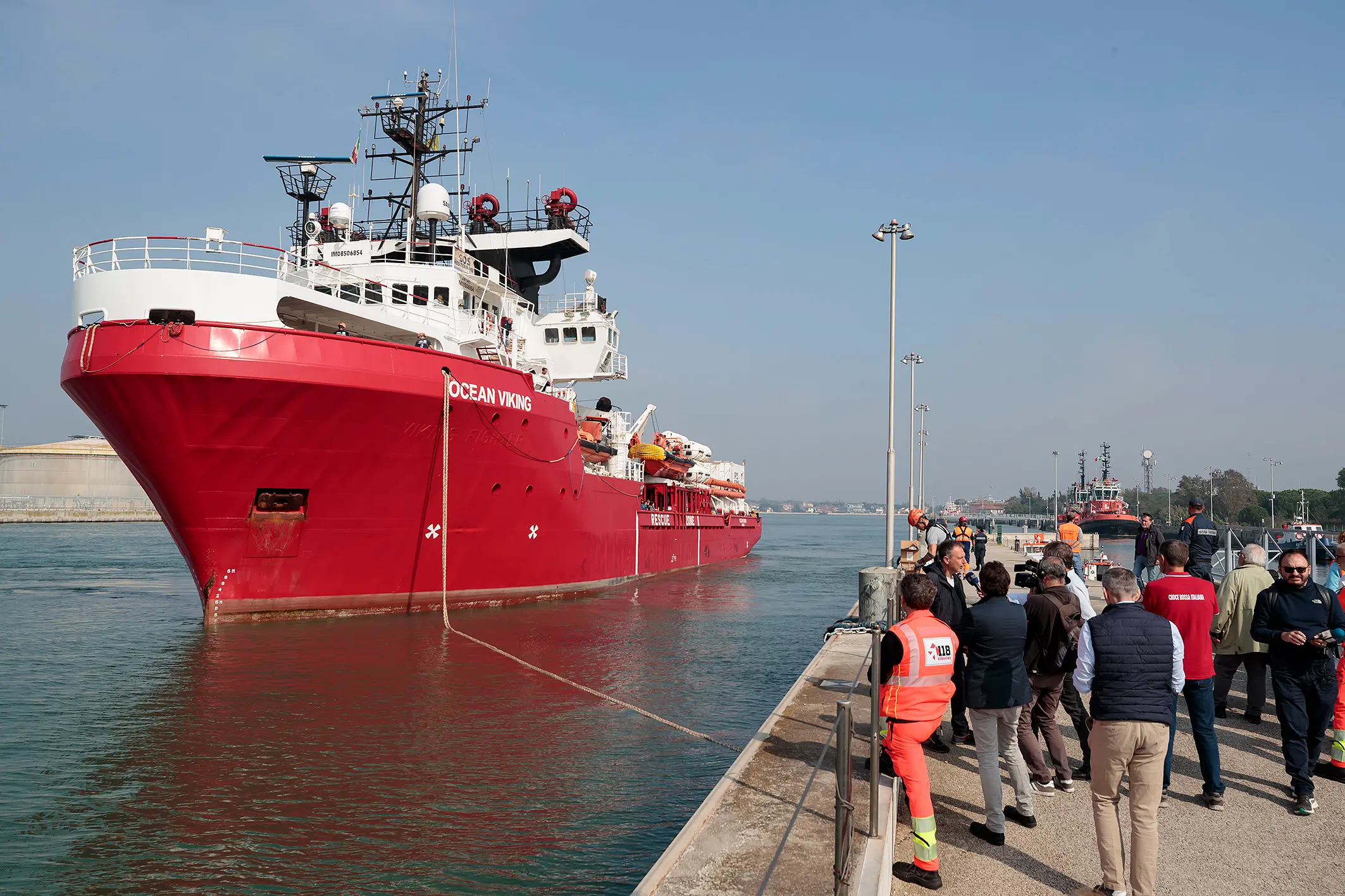 Nave Ocean Viking sbarca a Brindisi e non a Ravenna: a bordo 48 migranti