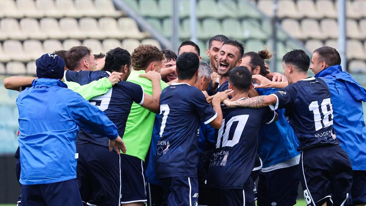 I festeggiamenti del Cittadella Vis Modena dopo la rete della vittoria (foto Bassoli)