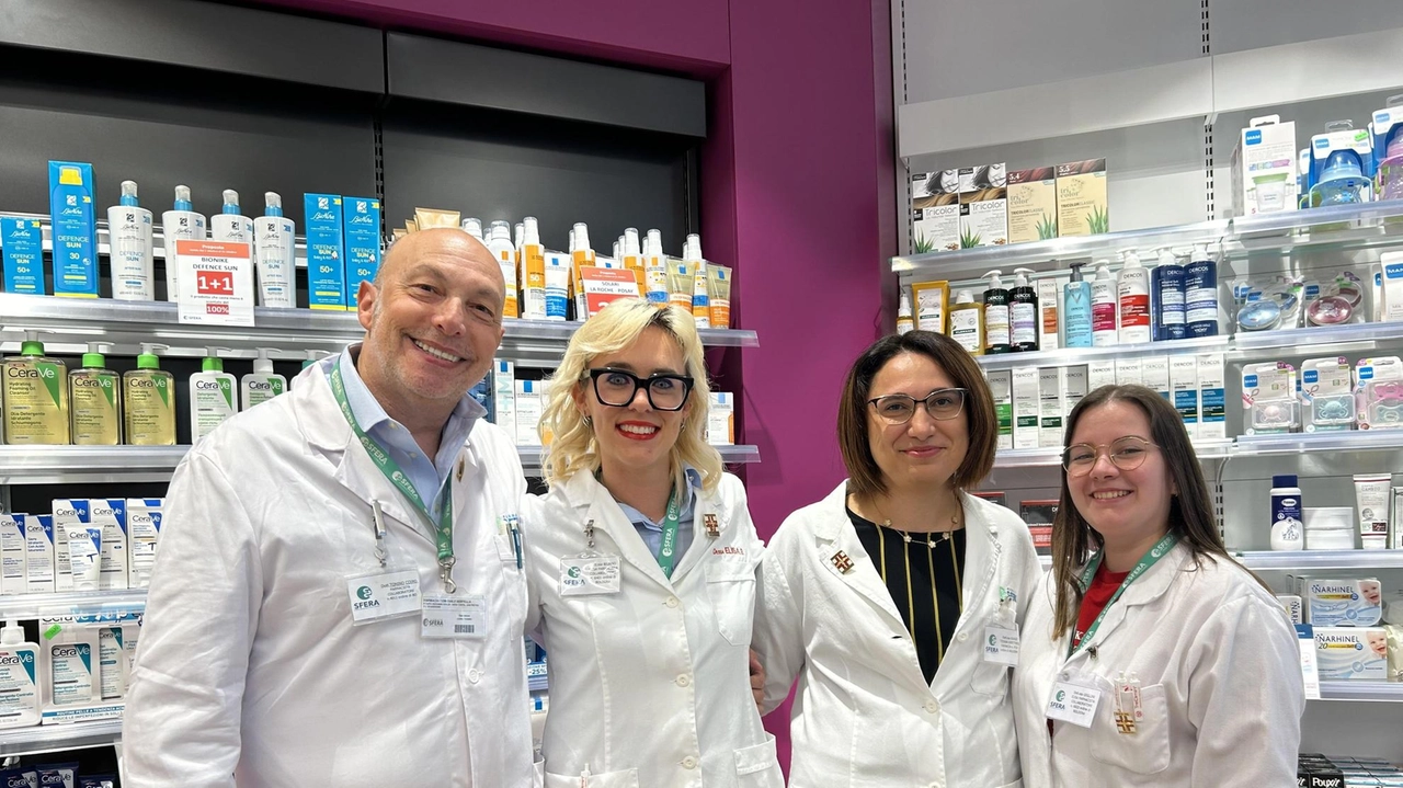 Lo staff della farmacia comunale Bertella, gestita da Sfera