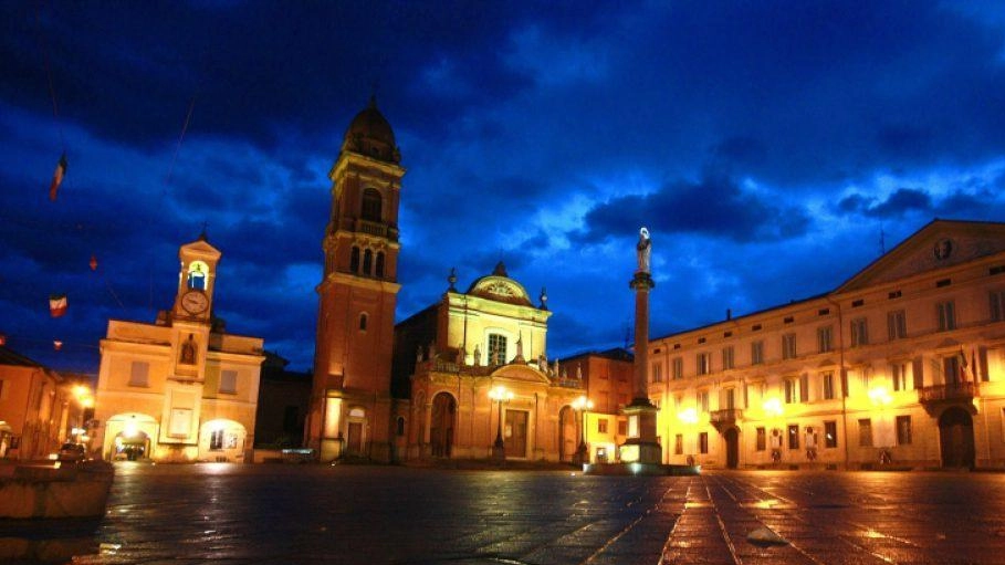 La piazza illuminata Da alcuni mesi però le luci sono spente di sera E nulla è cambiato per la festa del patrono