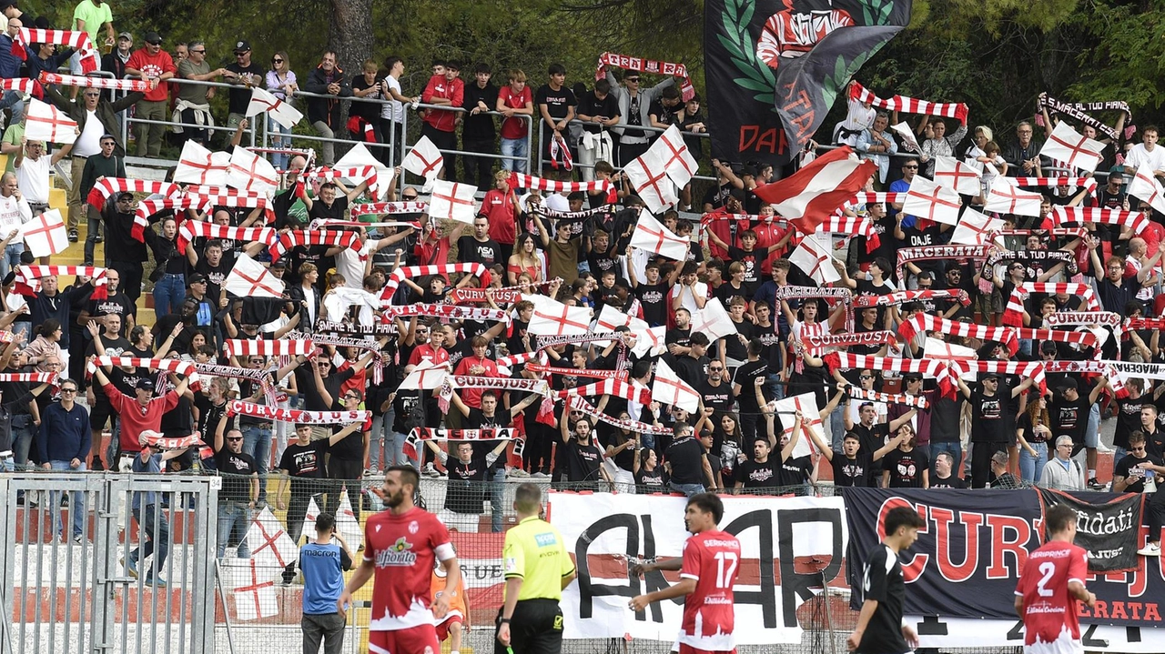 I tifosi della Maceratese sugli spalti dello stadio Helvia Recina «Pino Brizi» (foto Calavita)