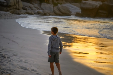 Bambino si perde dopo la giornata al mare, attimi di paura poi chiede aiuto a un negoziante