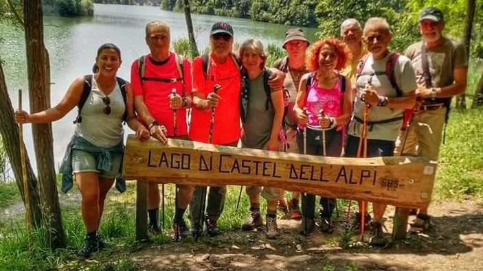 Foto di gruppo al ’selfie point’ sul lago di Castel dell’Alpi