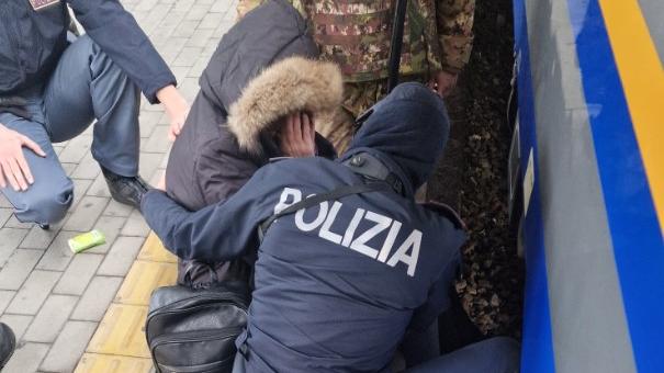 Donna cade tra i binari della stazione a Bologna: soccorsa dalla Polfer