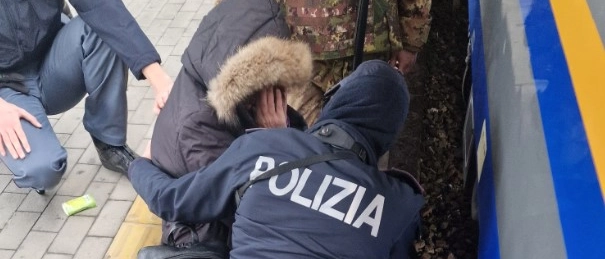 Donna cade tra i binari della stazione a Bologna: soccorsa dalla Polfer