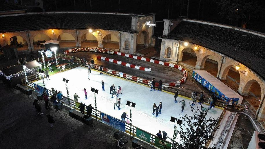 La pista di pattinaggio sul ghiaccio in piazza Garibaldi