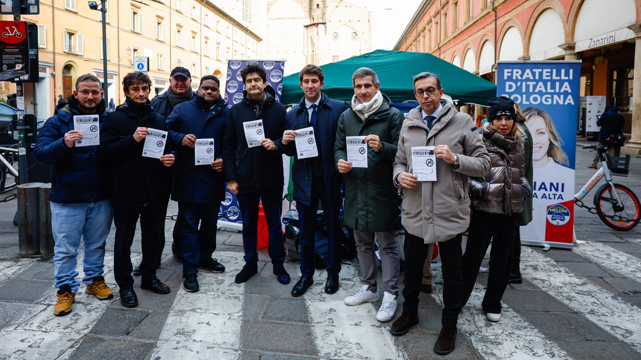 Il banchetto di Fratelli d'Italia in Piazza Galvani per la raccolta firme a sostegno del referendum contro i provvedimenti "Bologna Città 30" (FotoSchicchi)