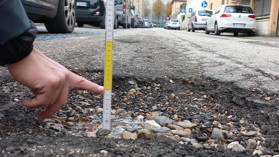 Strade, le buche diventano crateri. In via Foscolo è un colabrodo