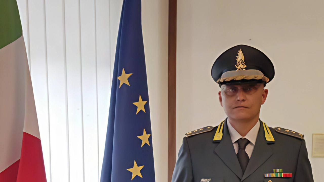 Il Tenente Colonnello Giuseppe Romanelli assume il comando del Gruppo della Guardia di Finanza di Ancona, subentrando al Tenente Colonnello Silvano Melasecca. Melasecca si trasferisce al Comando Regionale Marche dopo aver guidato importanti indagini sulle frodi fiscali e i traffici illeciti nel Porto di Ancona. Romanelli, con esperienza e competenze in materia di sicurezza economico-finanziaria, prende il timone del Gruppo per continuare le attività di controllo sul territorio e di contrasto ai traffici illegali.