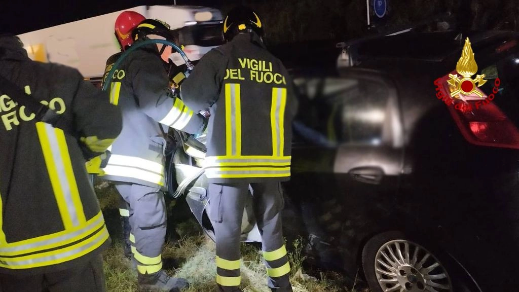 Tragedia in provincia di Ascoli in via del Lavoro ai confini fra Monteprandone e Monsampolo. Feriti due giovani che erano sull’altra auto