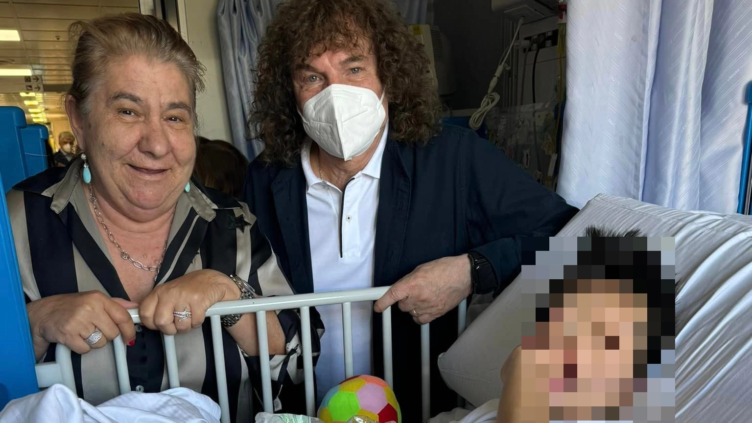 Germana Messina insieme a suo figlio Elia e al cantante Riccardo Cocciante che è andato a trovarli