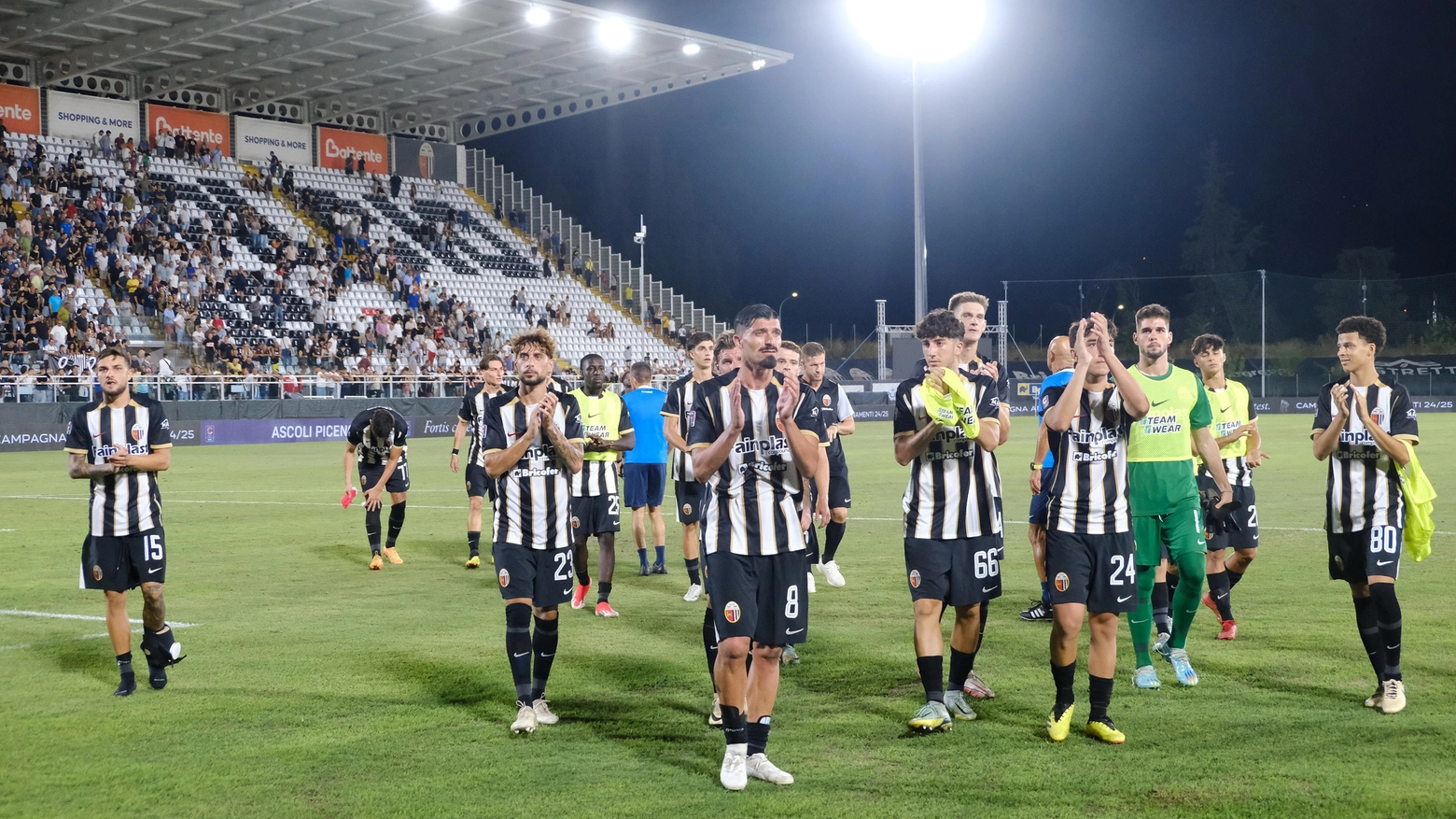 I giocatori dell'Ascoli ricevono i primi applausi della stagione dopo la vittoria contro il Gubbio nella sfida di Coppa Italia di serie C