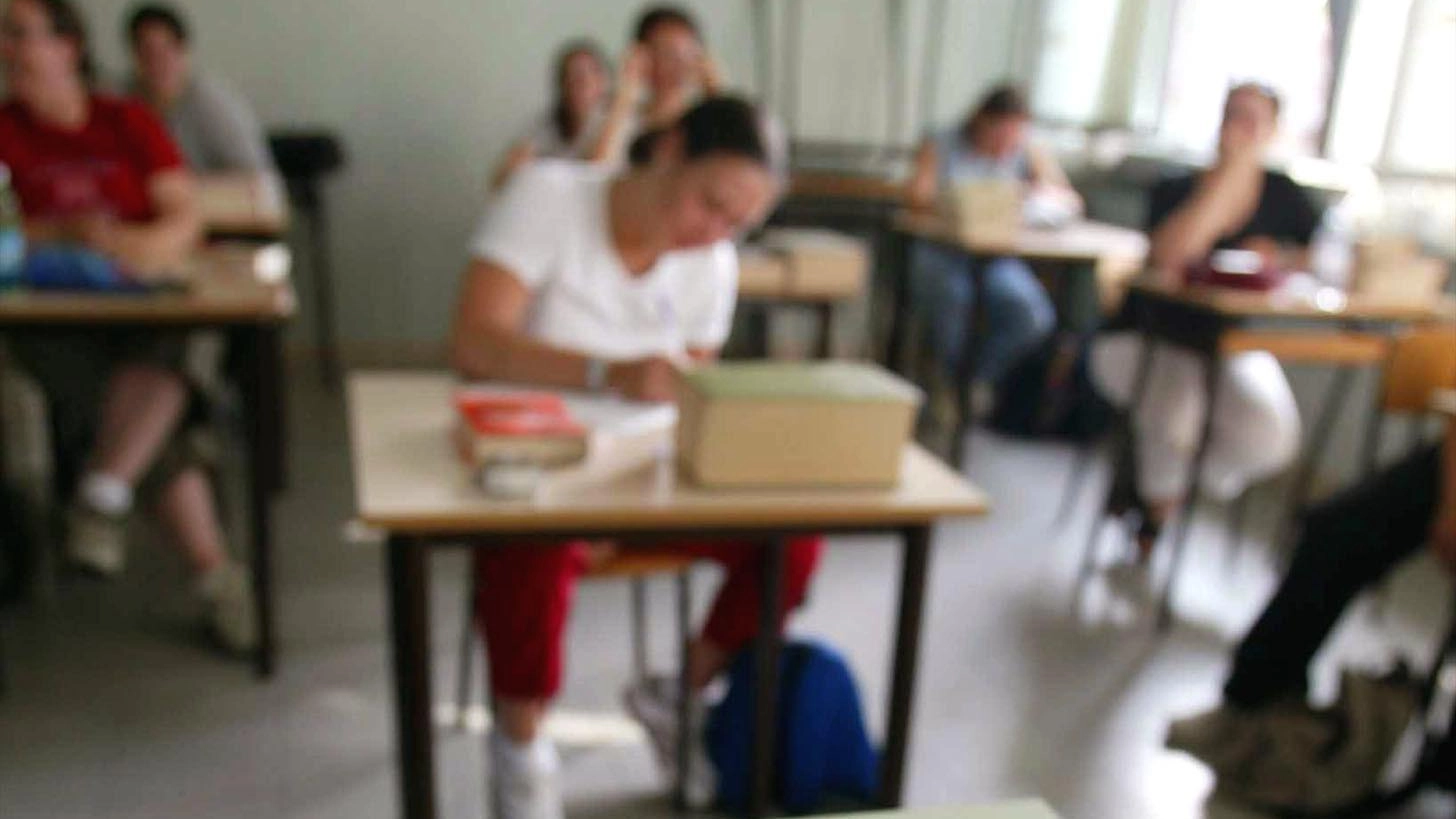 Disconnessi in classe: "Smartphone vietati anche per scopi  didattici a scuola"