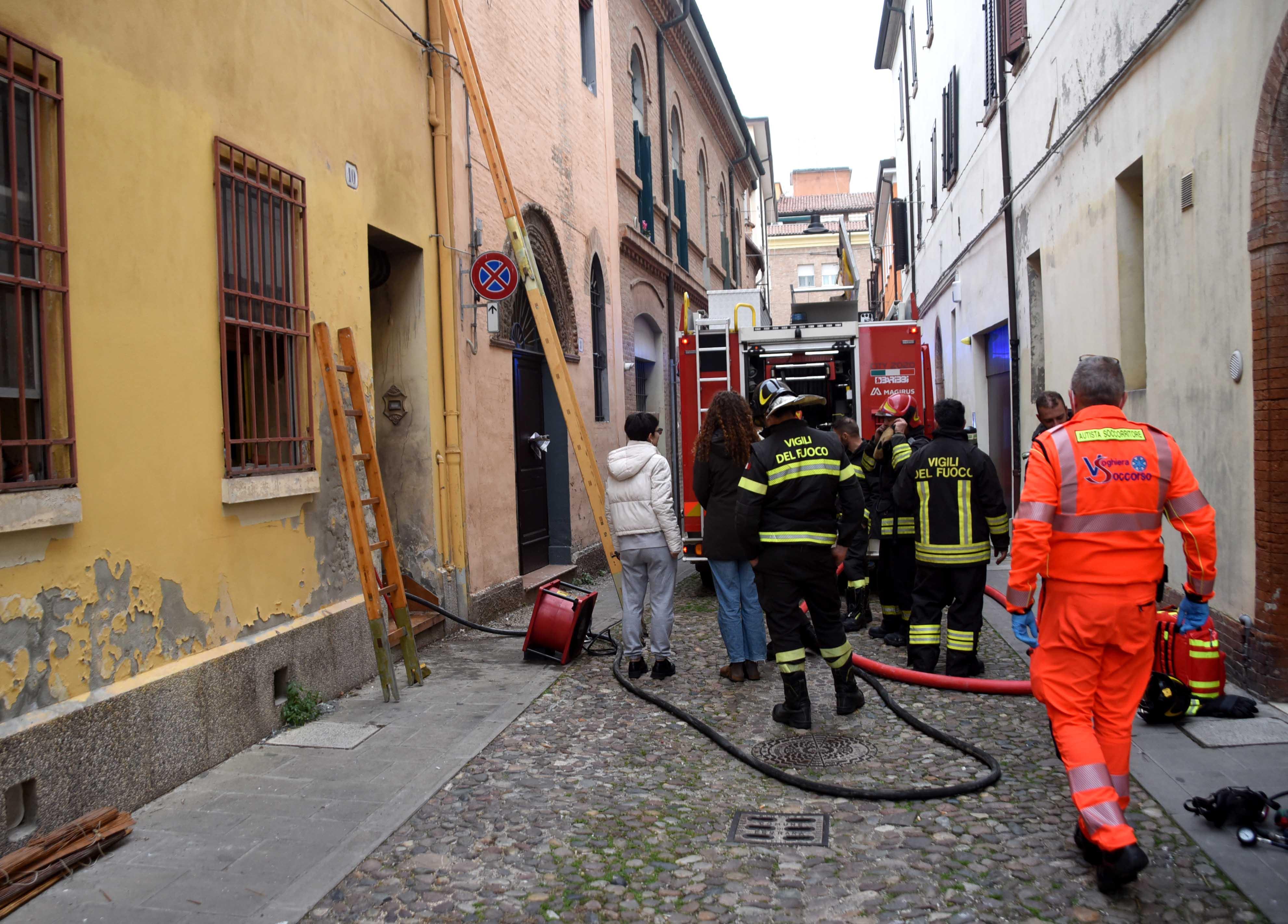 Incendio nella casa disabitata. “Siamo scappati in strada, è un covo di sbandati”