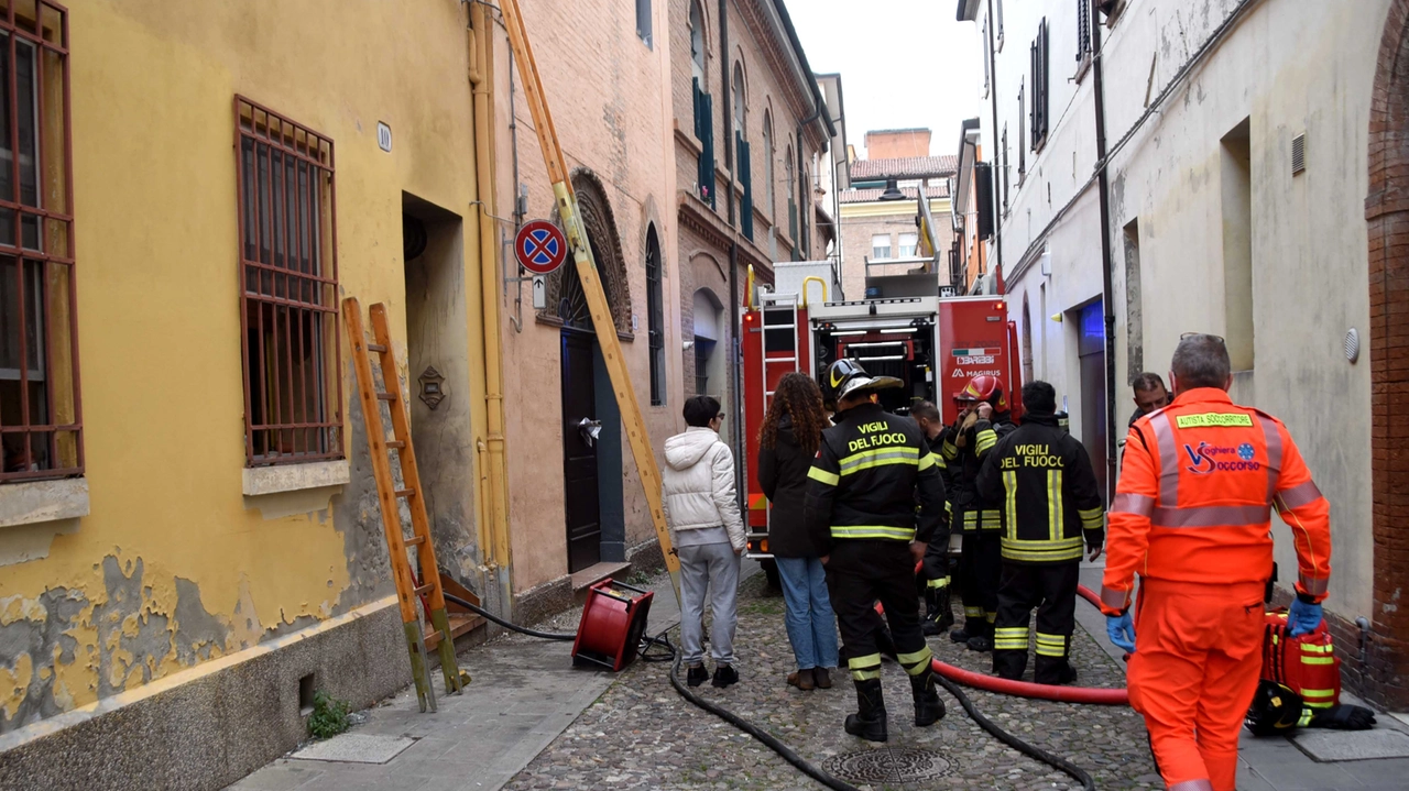 L'intervento dei vigili del fuoco per l'incendio in via Gusmaria a Ferrara (Businesspress)