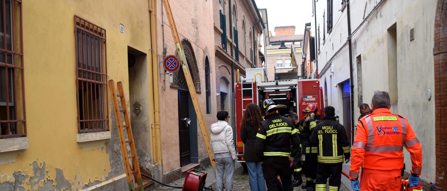 Clochard accende un fuoco in un’abitazione di via Gusmaria a Ferrara chiusa dal 2019. I residenti denunciano: “Immobile occupato da clochard, sos inascoltati”