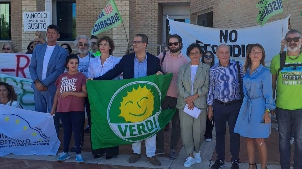 Discarica di Riceci, sit-in ad Ancona: "Aguzzi ha dato garanzie sul vincolo"