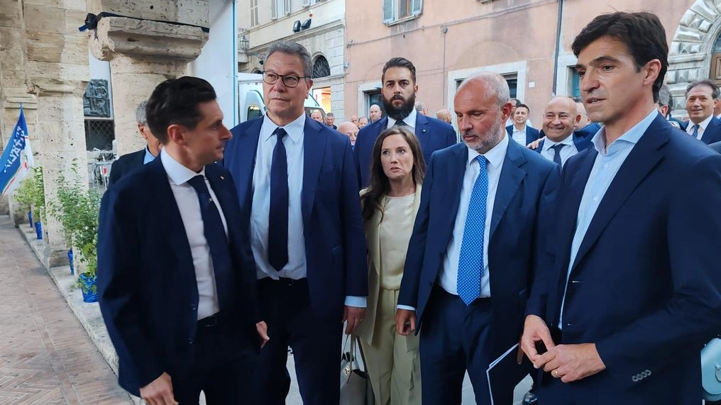 Il sindaco Marco Fioravanti con alcuni esponenti regionali di Fratelli d’Italia accolgono il ministro alla Salute Schillaci per la festa del partito al chiostro di San Francesco