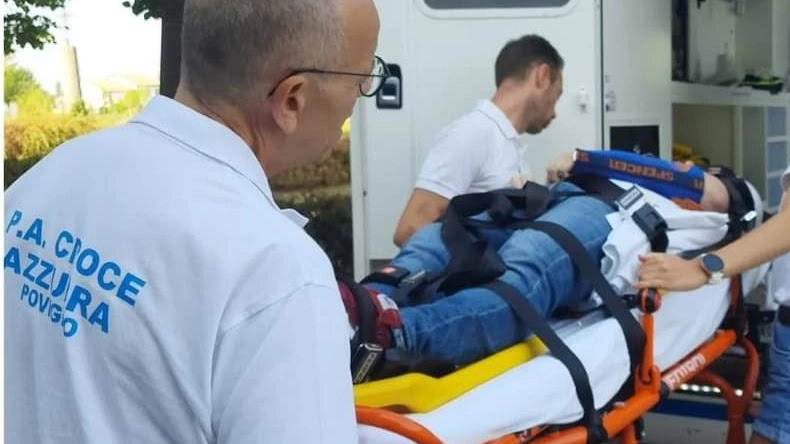 Cinque persone, tra cui un bambino di tre anni, ferite in un violento incidente a Castelnovo Sotto. Coinvolti un'auto e un furgone, con danni anche alla linea telefonica. Feriti trasportati in ospedale, nessuno in pericolo di vita. Intervento di soccorso e autorità locali.