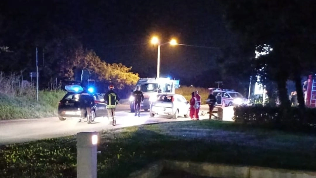 I soccorritori del 118 e i carabinieri in via Pertini, dopo il tragico incidente costato la vita a un 50enne