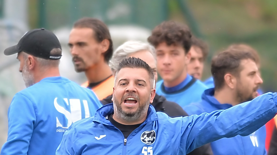 L'Atletico Ascoli riprende la sfida contro l'Avezzano dopo un incidente, con il tecnico Seccardini che punta alla determinazione per conquistare i tre punti.