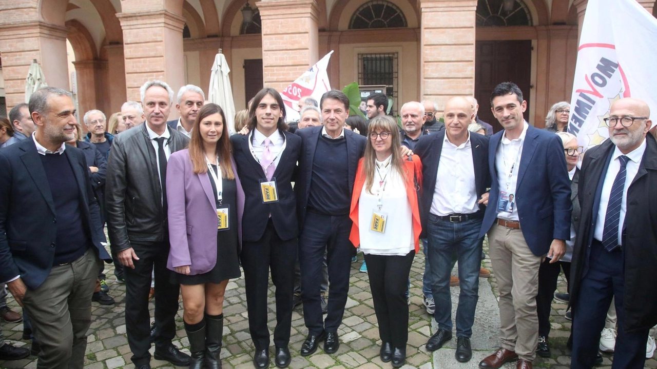 L’ex presidente del Consiglio ha incontrato militanti e candidati, poi il tour alla Malatestiana. La replica al fondatore: "Un padre ha diritto a dare la vita ai propri figli, ma non la morte".