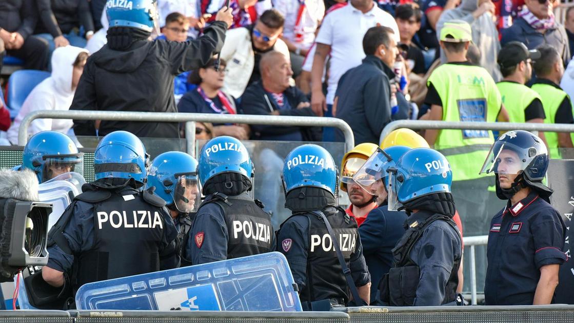 Scontri dopo il derby al Mapei. Poliziotto e carabiniere in ospedale