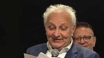 Il pubblico entusiasta celebra i 70 anni di Nduccio al teatro del Kursaal con esibizioni di prestigio e comicità, confermando il successo dell'evento organizzato dalla Lido degli Aranci.