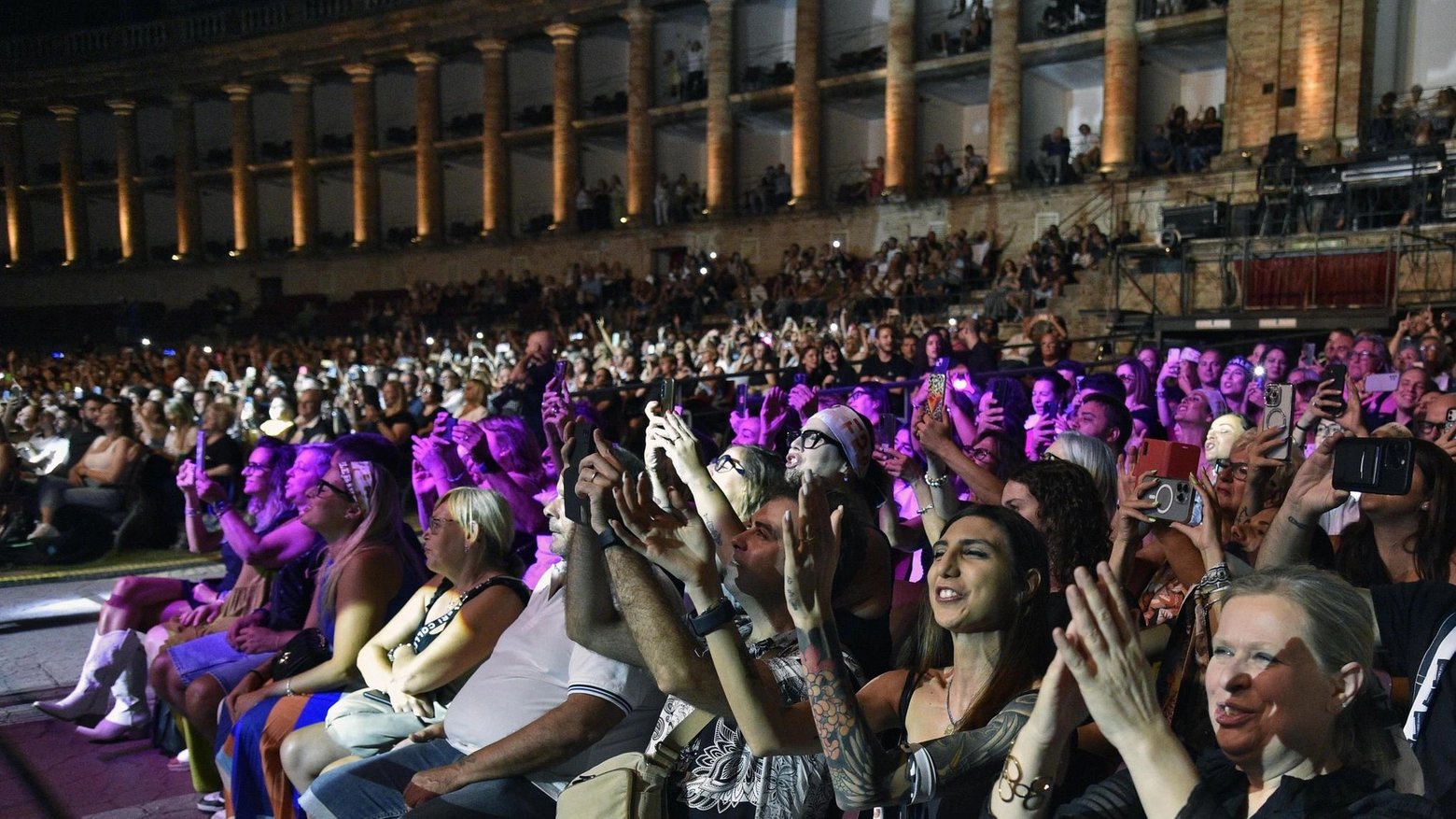 Concerto e polemiche. Gigi D’Alessio dal palco attacca Cicarè e Ricotta: "Cambiate mestiere"