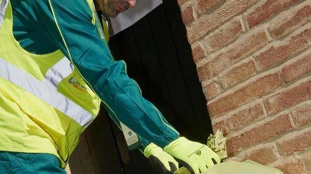 Un operatore di Hera durante il porta a porta