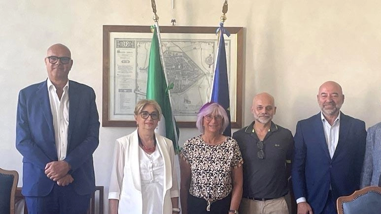 La Prefettura reggiana firma accordi con Confcommercio, Confesercenti e Federazione tabaccai per prevenire rapine tramite video allarme, coinvolgendo forze dell'ordine e associazioni di categoria.