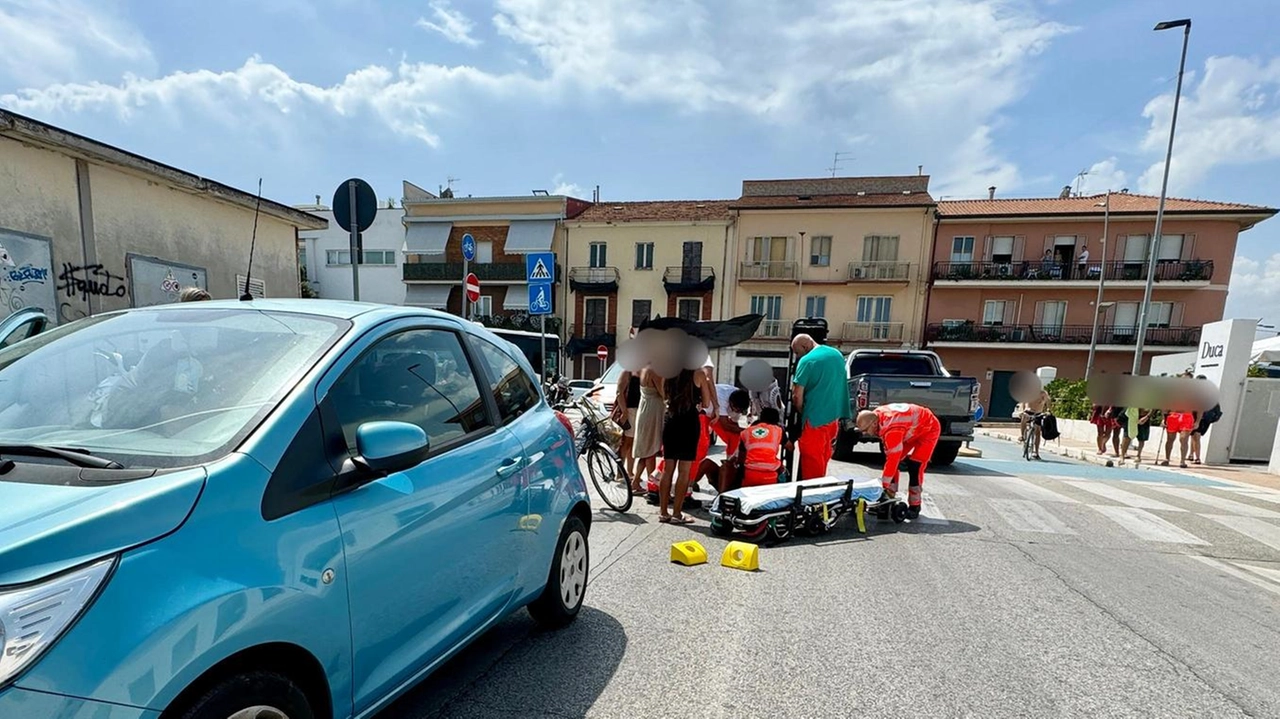 Donna in sella alla bicicletta finisce in ospedale dopo scontro con un'auto in zona portuale. Cause dell'incidente al vaglio della polizia municipale.