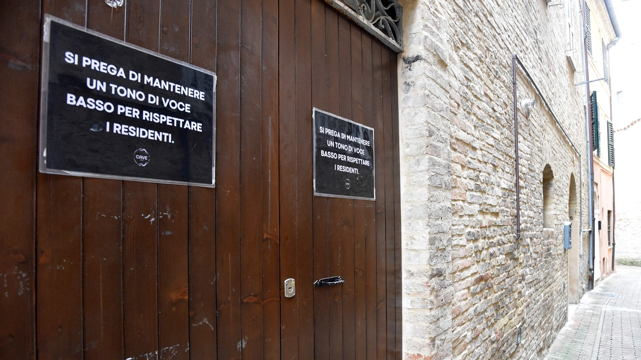 I cartelli fuori dal locale di vicolo Tornabuoni, con i quali si prega di non disturbare i residenti (foto Calavita)