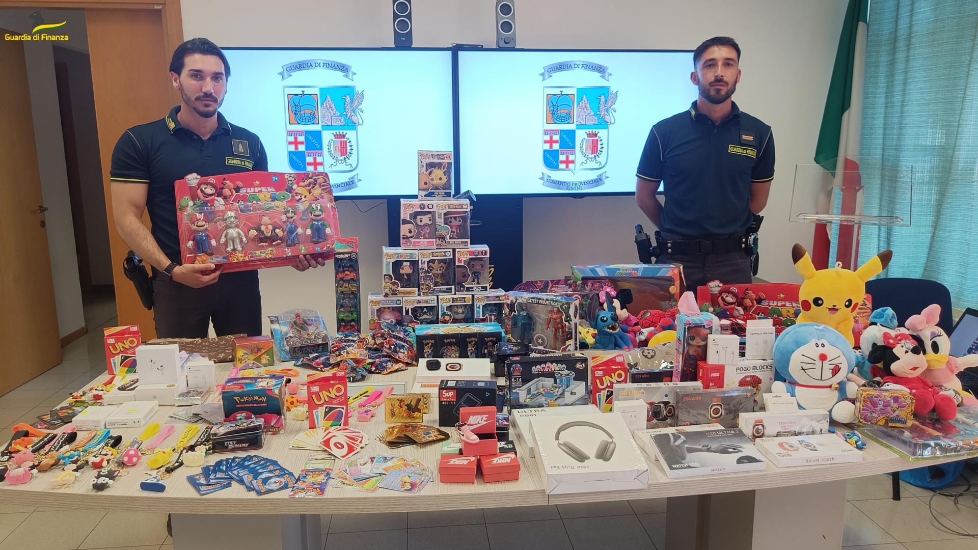 Falsificavano giocattoli e carte Pokemòn: sequestrati oltre 150mila prodotti a Rimini