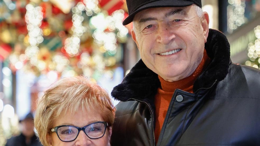 Lina e Franco durante la loro passeggiata sotto le splendide decorazione di Galleria Cavour