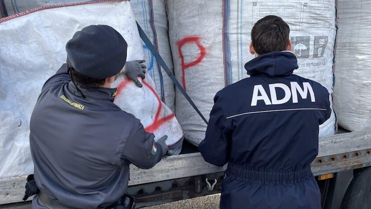 Rifiuti tossici, oltre 58 tonnellate sequestrate ad Ancona: dove erano diretti