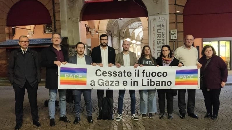 I coniglieri d’opposizione con lo striscione davanti al Municipio