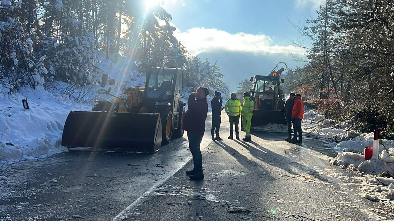 La Statale 63 resta chiusa: "Puntiamo a riaprire la strada per domani"