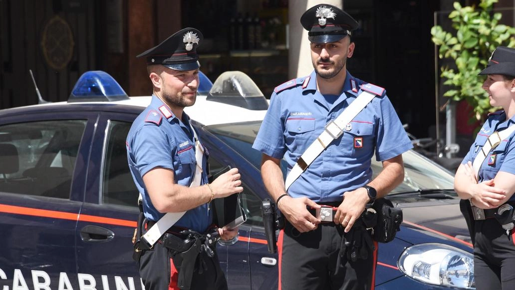 Rapina farmacia armato di pistola giocattolo. Fermato dai cittadini in piazza Mercato