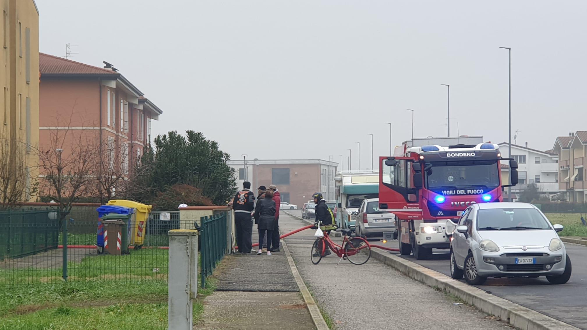 Incendio in una casa, evacuate nove famiglie