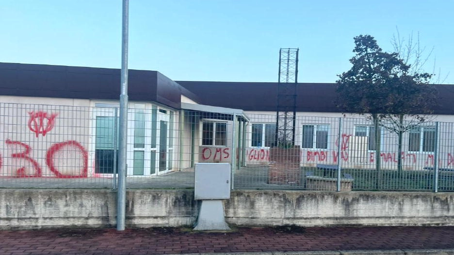 Scritte con spray alla scuola di Rolo