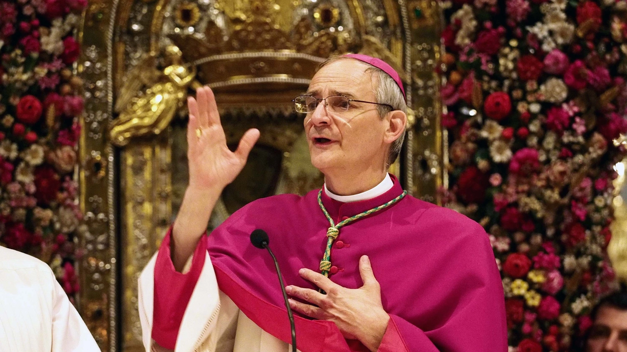 L'arcivescovo di Bologna Matto Zuppi davanti alla veneratissima Madonna di San Luca: ecco gli auguri di Natale ai lettori del Carlino