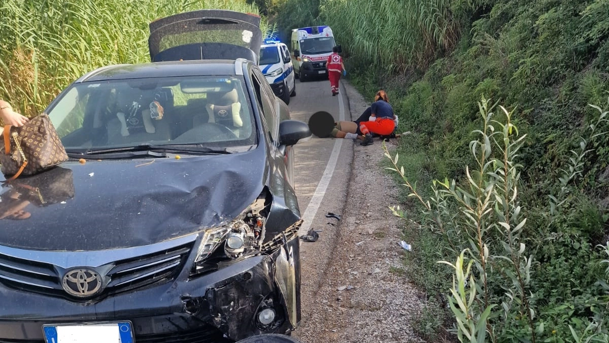 L'incidente tra una Honda e una Toyota è avvenuto nel pomeriggio in località Patuccia, a Cuccurano, in una strada stretta e in pendenza