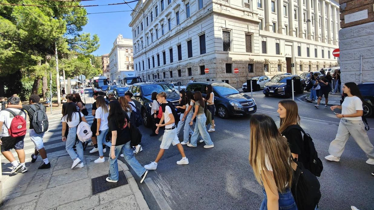 Primo giorno con rischio per centinaia di ragazzi dell’istituto del centro. Assenza di vigili all’ingresso, meglio all’uscita. I docenti danno una mano. .