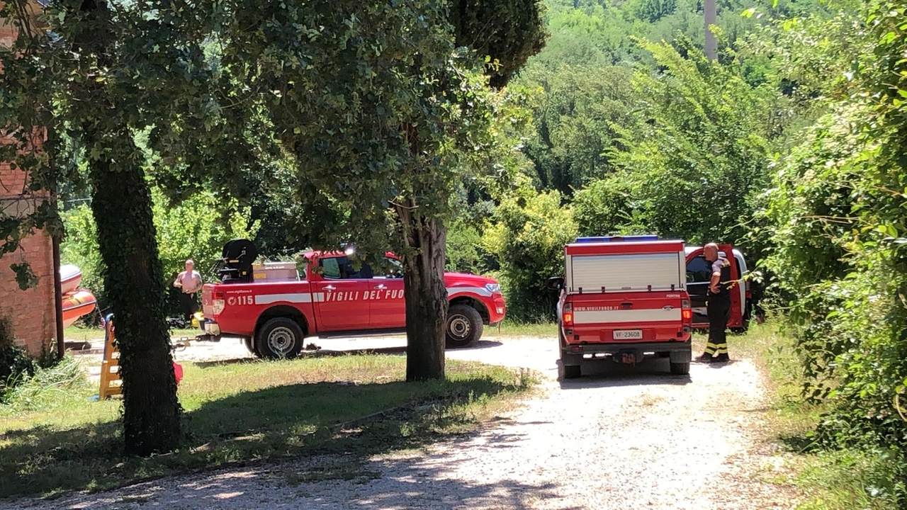 Salvati nel fiume Lamone: l'intervento dei vigili del fuoco (foto Tedioli)