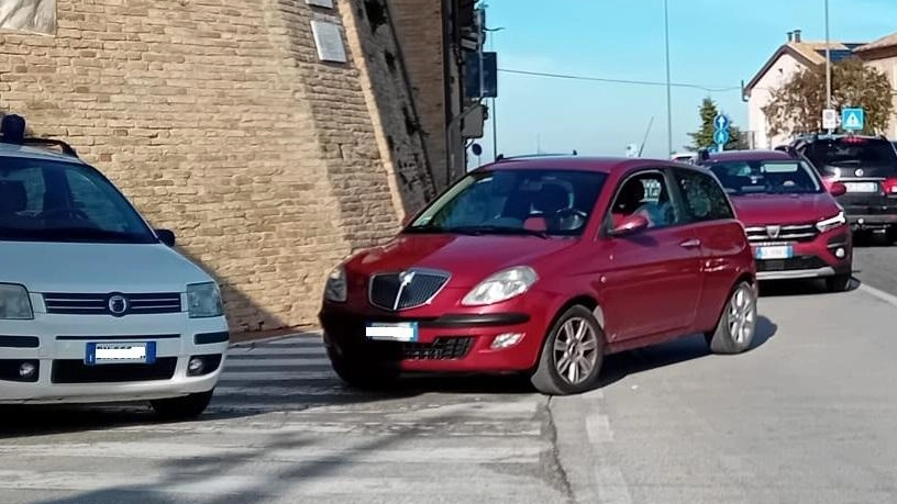 L’auto ha bloccato il traffico in via Battisti ieri, durante il tradizionale mercato del sabato mattina