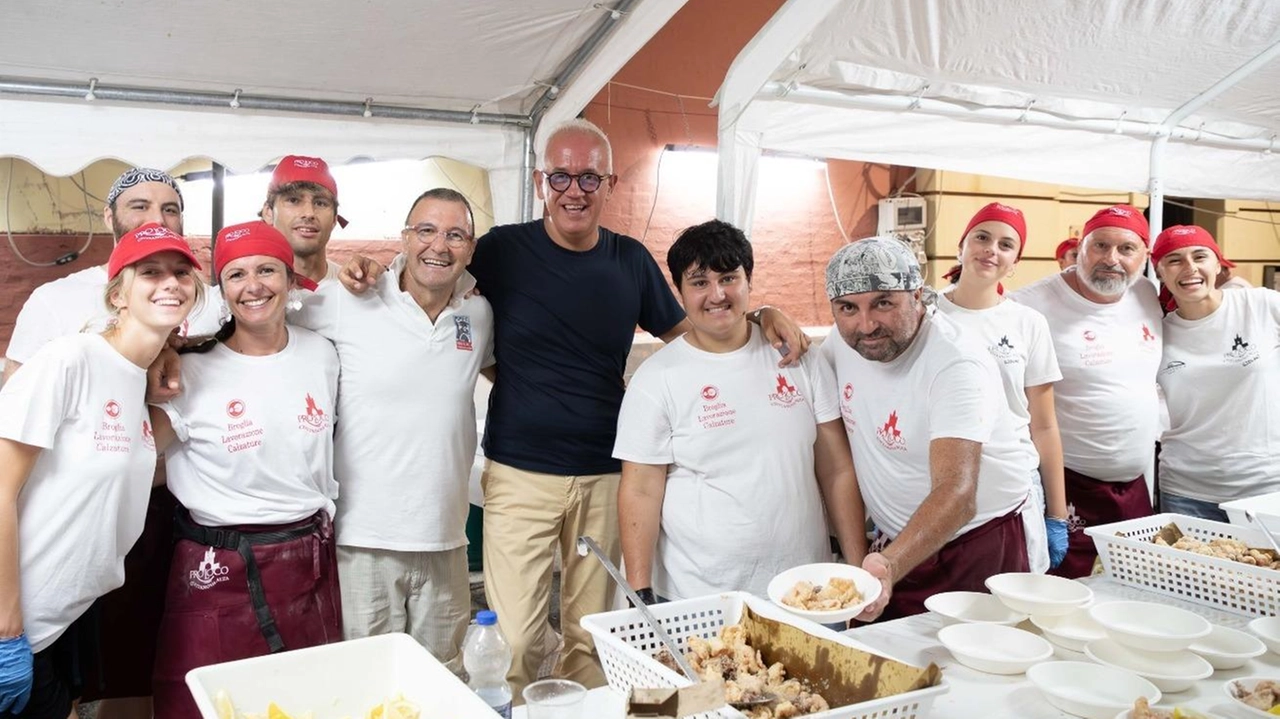 Il presidente della Pro loco Aldo Foresi con i volontari e il sindaco Fabrizio Ciarapica