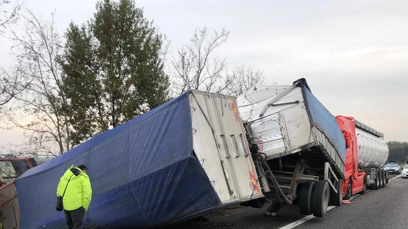 Maxi tamponamento in autostrada. Camion finisce nella scarpata