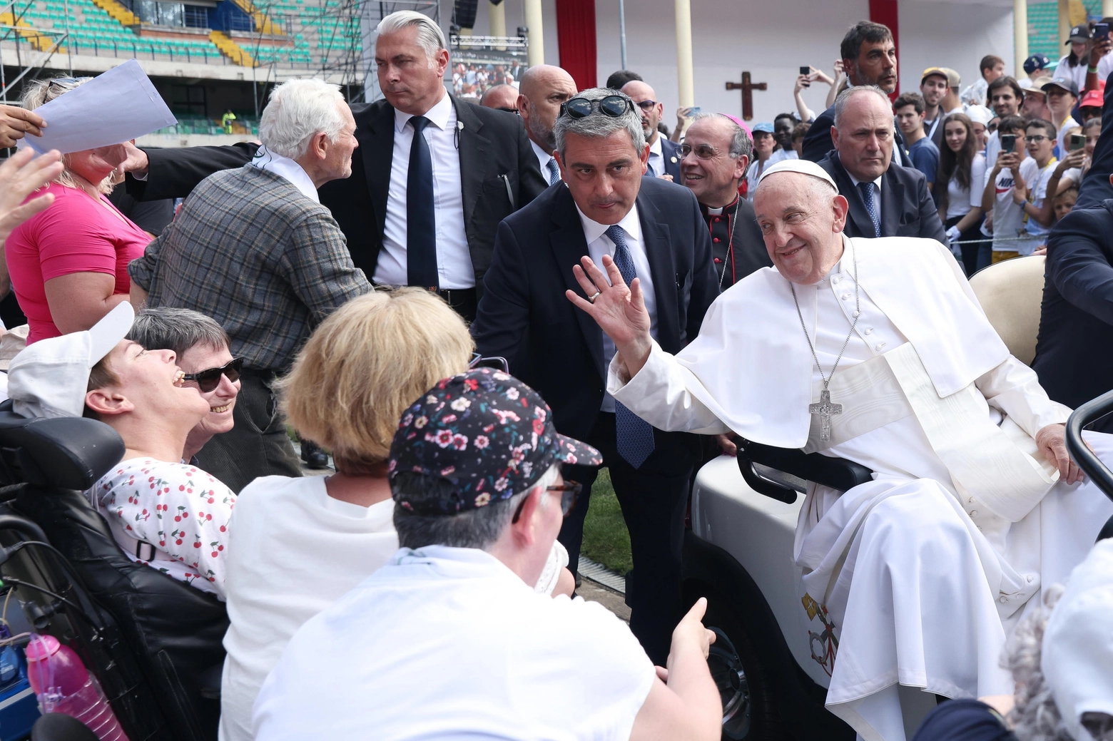 Papa arriva al Bentegodi, celebra davanti a 31mila persone